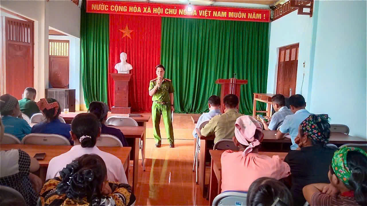 CÔNG AN XÃ LÂM BÌNH TUYÊN TRUYỀN, PHỔ BIẾN PHÁP LUẬT TẠI THÔN KHAU CAU