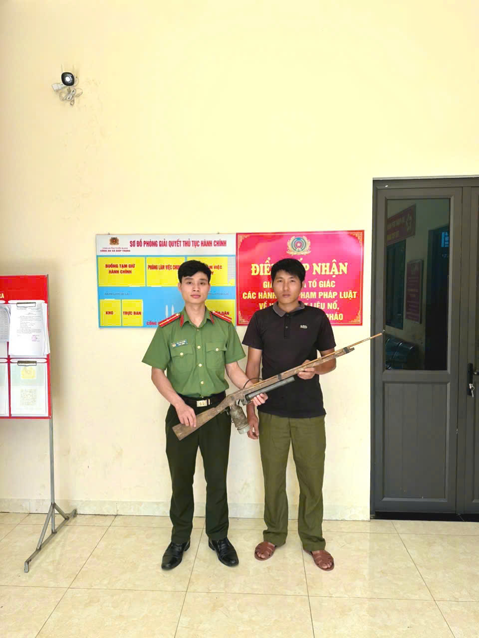VẬN ĐỘNG NHÂN DÂN GIAO NỘP VŨ KHÍ, VẬT LIỆU NỔ, CÔNG CỤ HỖ TRỢ