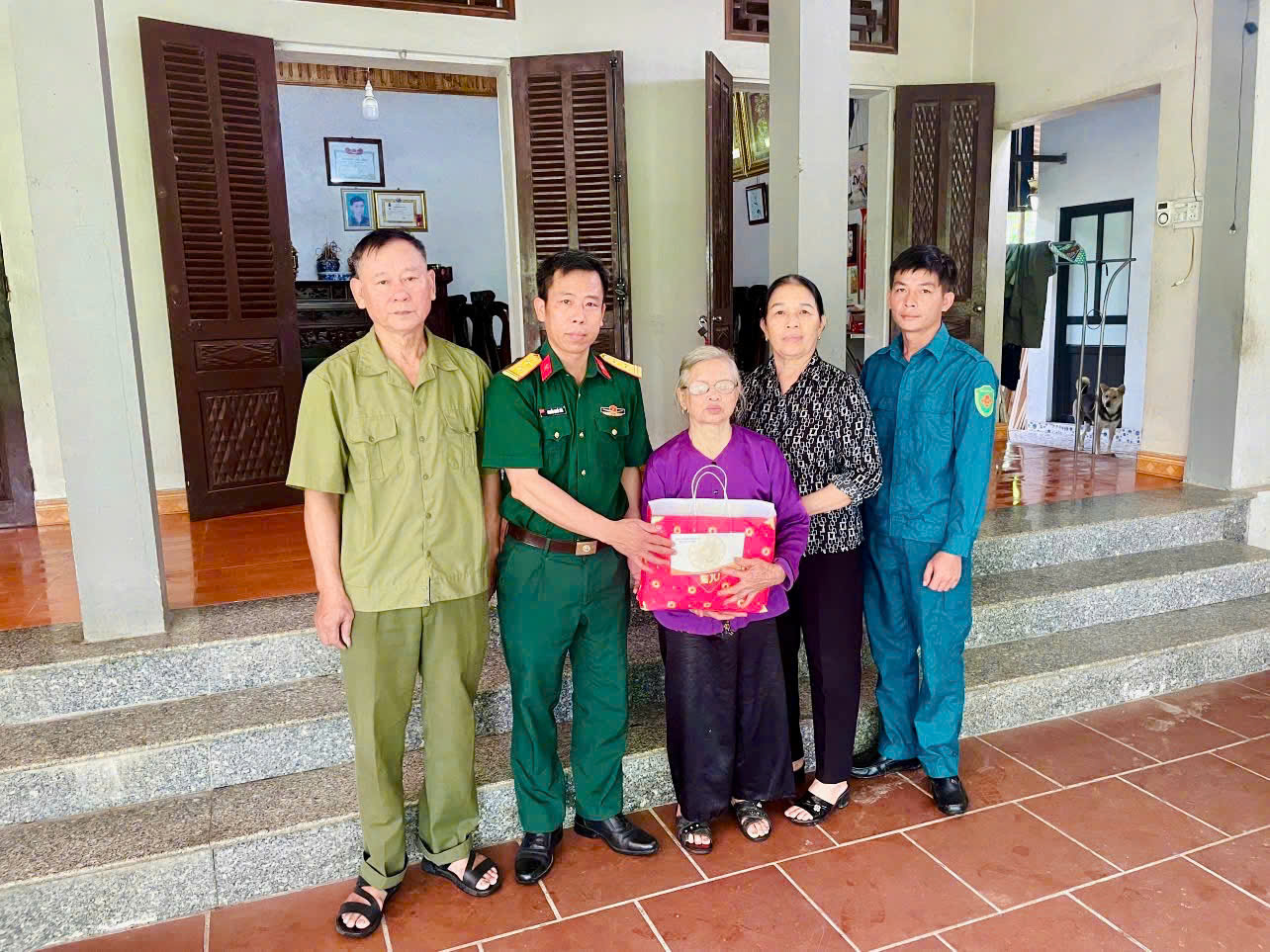 BAN CHỈ HUY QUÂN SỰ XÃ PHÚ LƯƠNG THĂM, TẶNG QUÀ GIA ĐÌNH NGƯỜI CÓ CÔNG VỚI CÁCH MẠNG