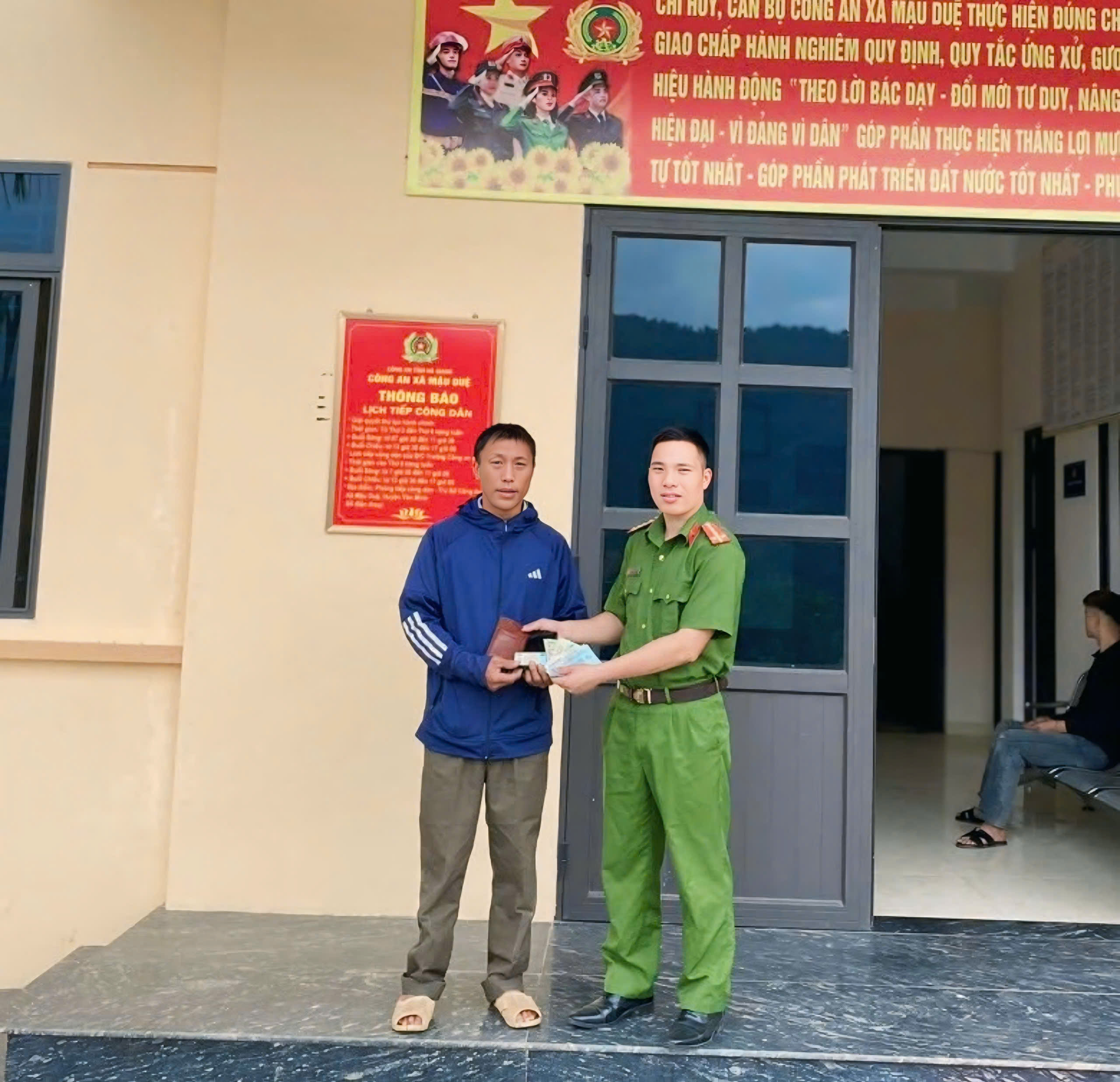 CÔNG AN XÃ MẬU DUỆ TRAO TRẢ TÀI SẢN CHO NGƯỜI ĐÁNH RƠI