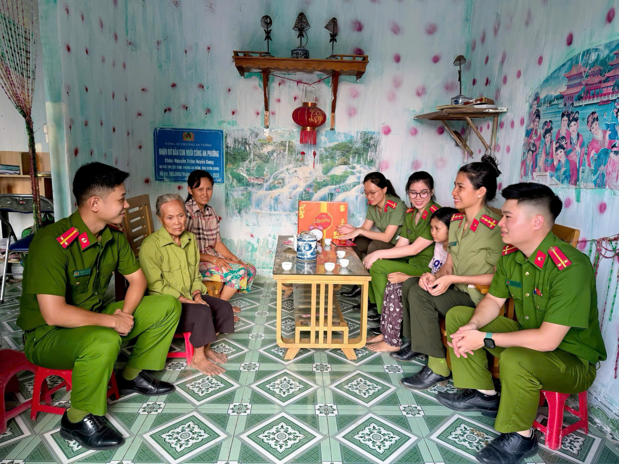 AN TƯỜNG LAN TỎA YÊU THƯƠNG TỪ MÔ HÌNH “CON NUÔI CÔNG AN PHƯỜNG”