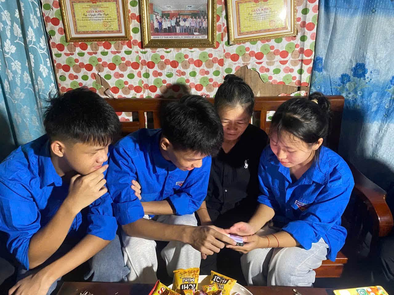 ĐOÀN VIÊN, THANH NIÊN XÃ QUẢN BẠ HỖ TRỢ CHUYỂN ĐỔI SỐ TẠI THÔN NÀ CHANG