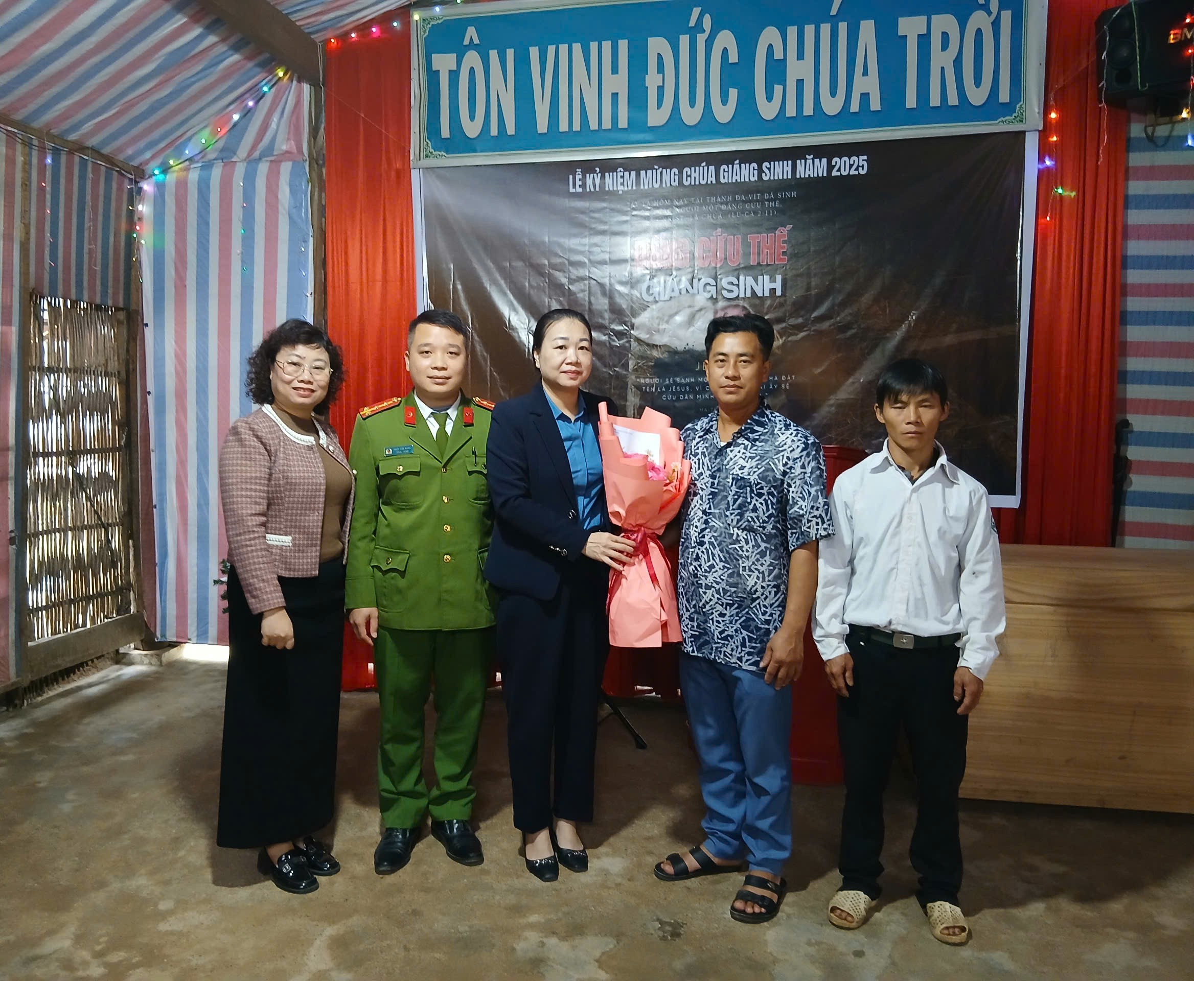 CÁC ĐỒNG CHÍ LÃNH ĐẠO XÃ YÊN PHÚ ĐI THĂM, CHÚC MỪNG ĐIỂM NHÓM TÔN GIÁO TRÊN ĐỊA BÀN XÃ