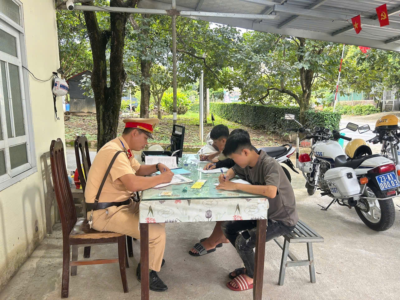 KỊP THỜI XÁC MINH, XỬ LÝ NHÓM THANH THIẾU NIÊN “KẸP BA”, KHÔNG ĐỘI MŨ BẢO HIỂM