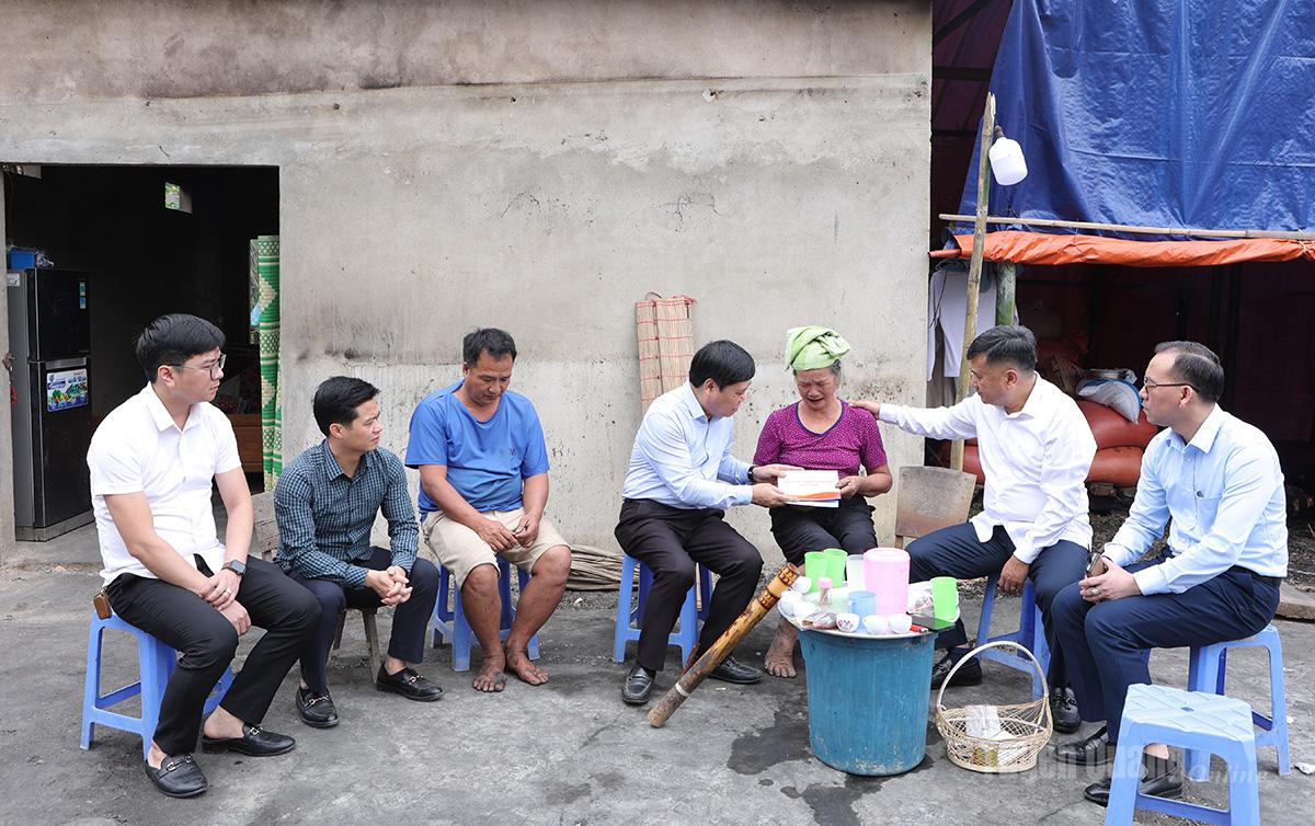Thăm hỏi, động viên, trao hỗ trợ gia đình bị hoả hoạn tại xã Trung Hà