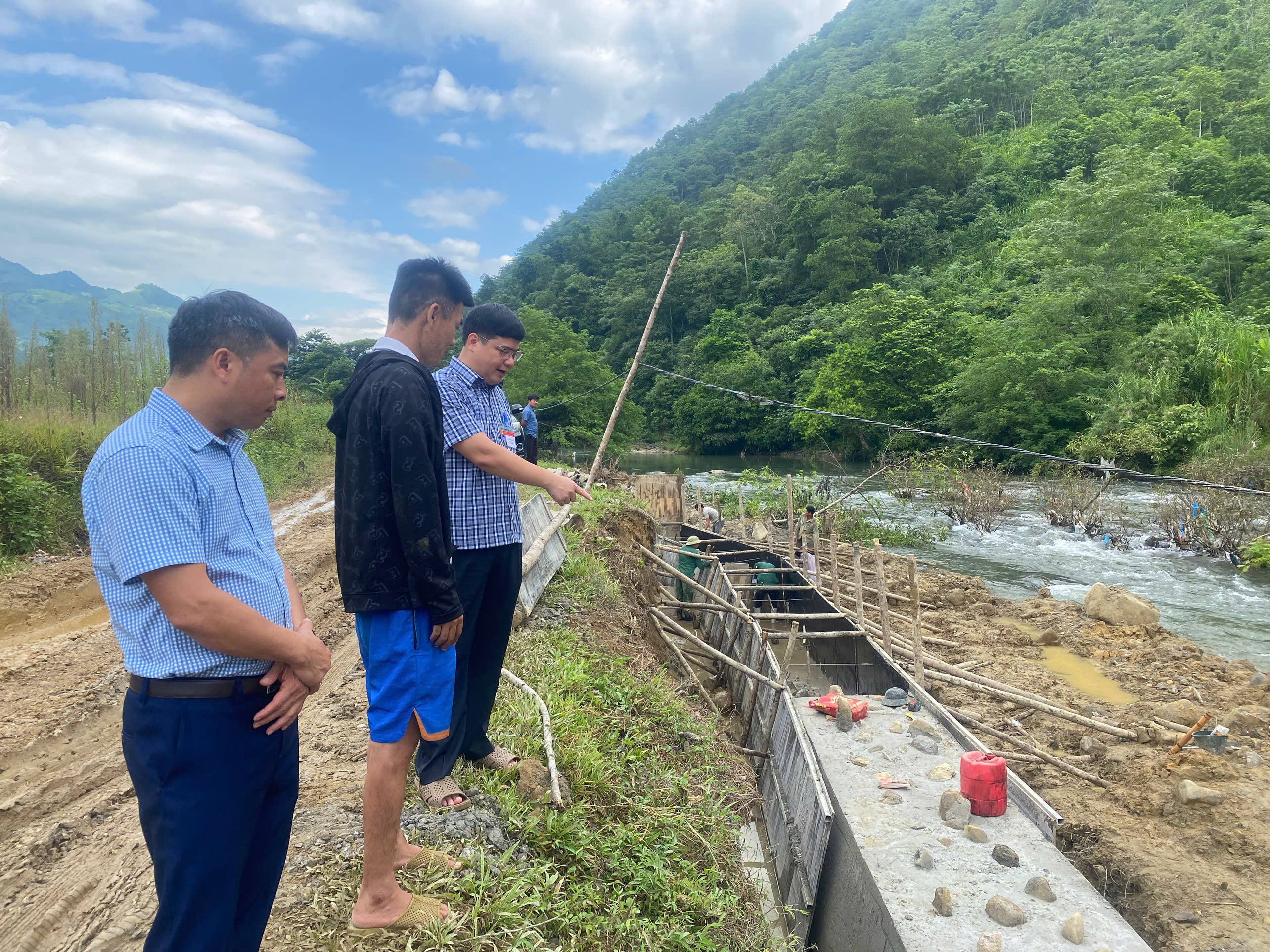 Kiểm tra, đôn đốc tiến độ thi công công trình đường kết nối thôn Xín Chải, xã Minh Tân đi xã Thuận Hòa