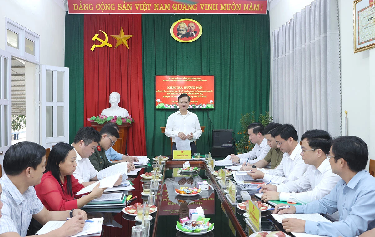 Đồng chí Trưởng Ban Tổ chức Tỉnh ủy Trần Quang Minh kiểm tra công tác chuẩn bị và tổ chức bầu cử tại xã Tân Thanh và Sơn Thủy