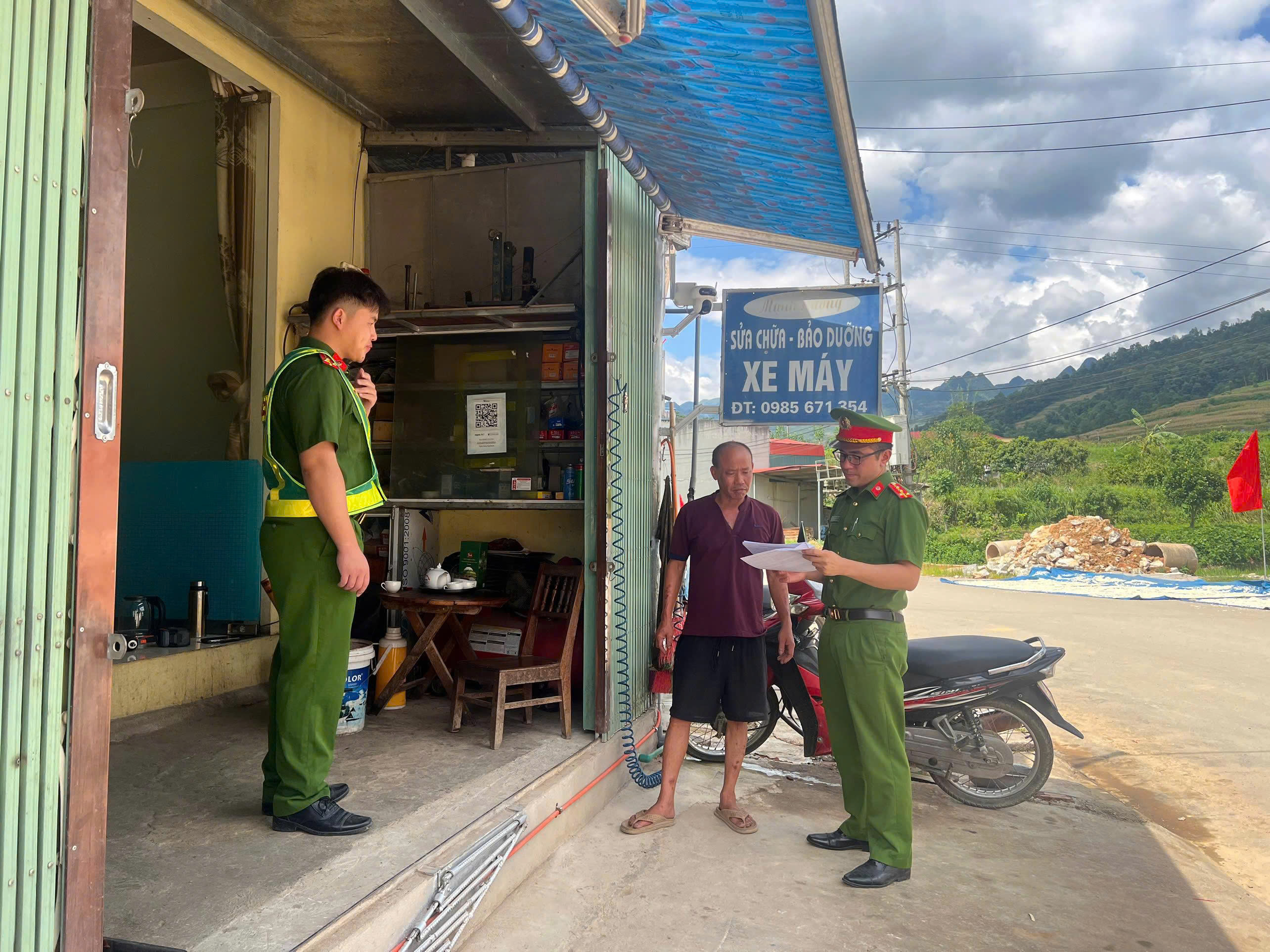CÔNG AN XÃ BẠCH ĐÍCH TĂNG CƯỜNG KIỂM TRA AN TOÀN PCCC VÀ CNCH TẠI CÁC CƠ SỞ KINH DOANH, SỬA CHỮA XE ĐIỆN, XE GẮN MÁY TRÊN ĐỊA BÀN XÃ