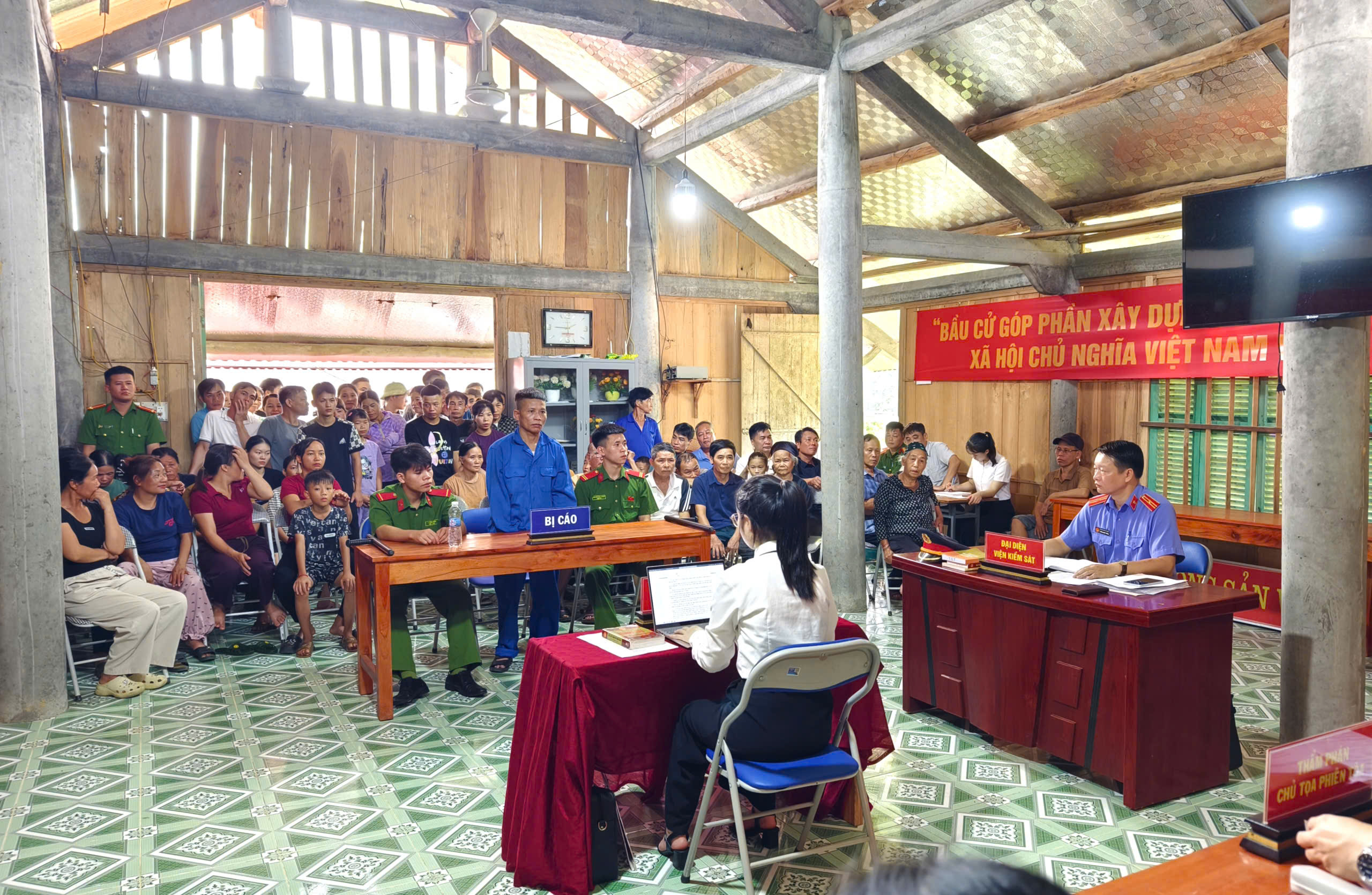 Xét xử lưu động vụ án tàng trữ trái phép chất ma túy tại thôn Bản Nhùng
