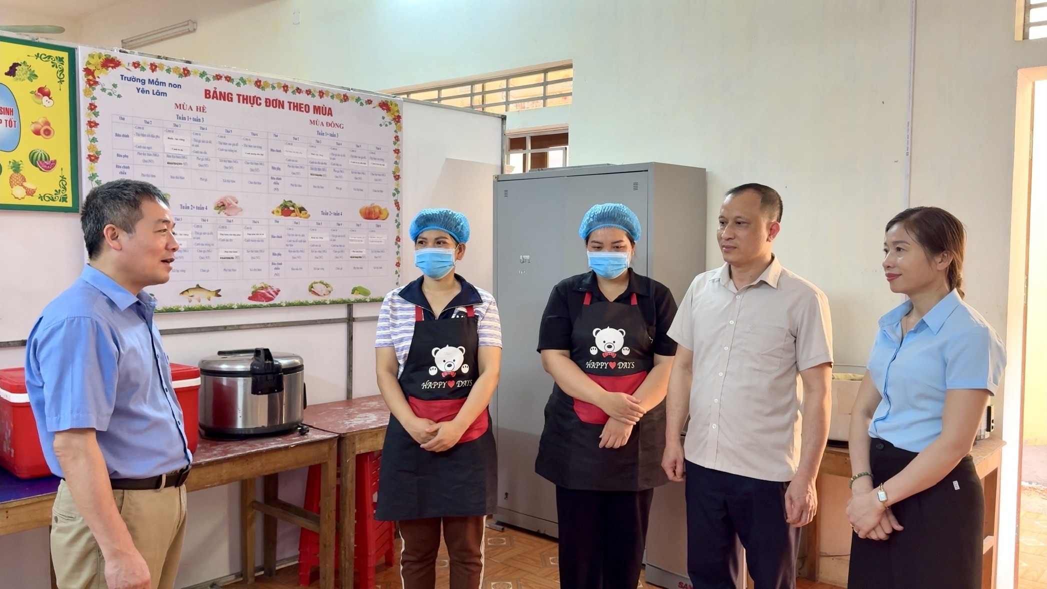 ĐỒNG CHÍ TRỊNH QUỐC SÁNG, CHỦ TỊCH ỦY BAN NHÂN DÂN XÃ KIỂM TRA CÔNG TÁC TỔ CHỨC BỮA ĂN BÁN TRÚ TẠI MỘT SỐ TRƯỜNG MẦM NON, TIỂU HỌC VÀ TRUNG HỌC CƠ SỞ TRÊN ĐỊA BÀN XÃ YÊN PHÚ