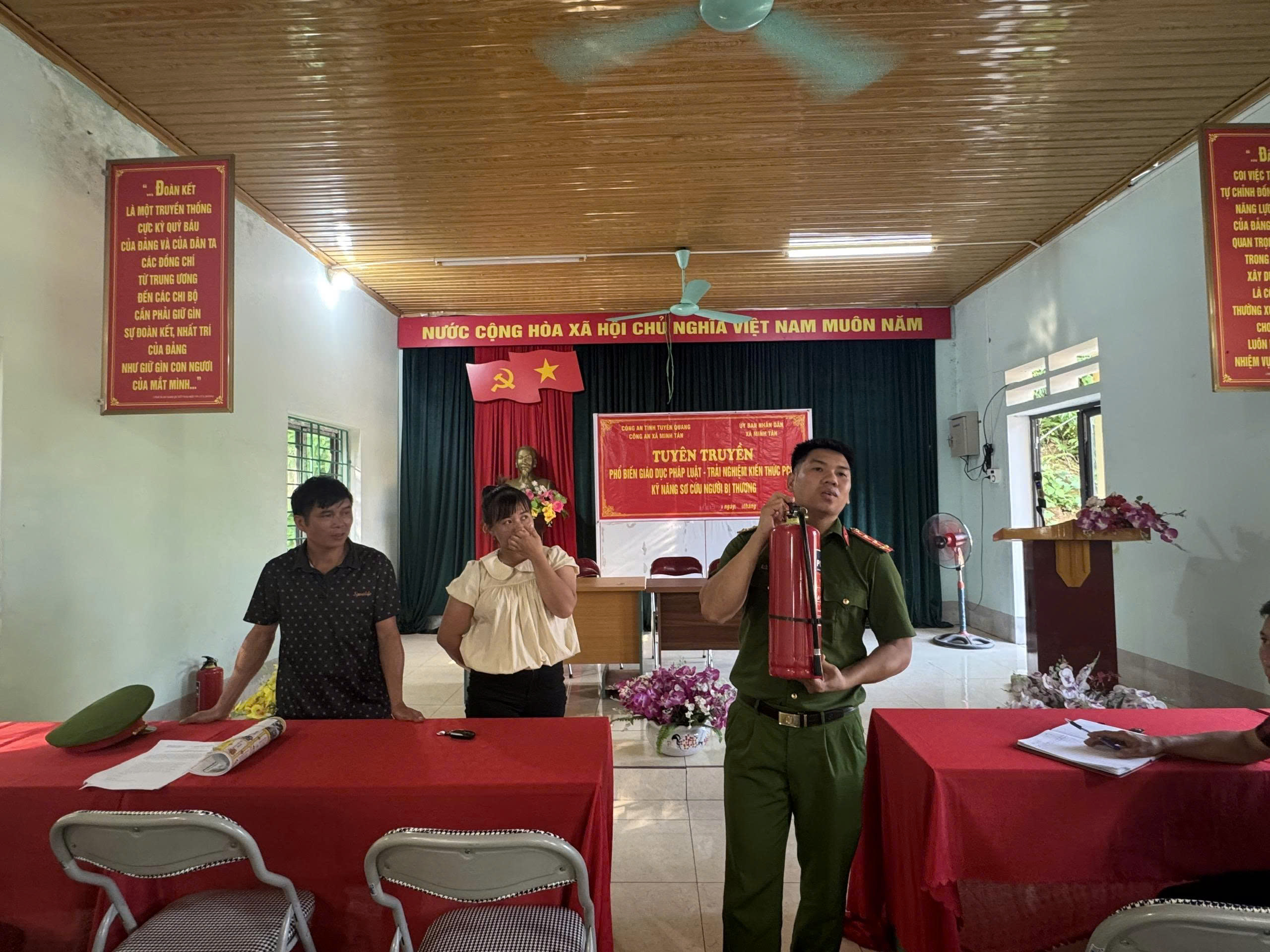 CÔNG AN XÃ MINH TÂN TUYÊN TRUYỀN PCCC TẠI THÔN BẢN HÌNH