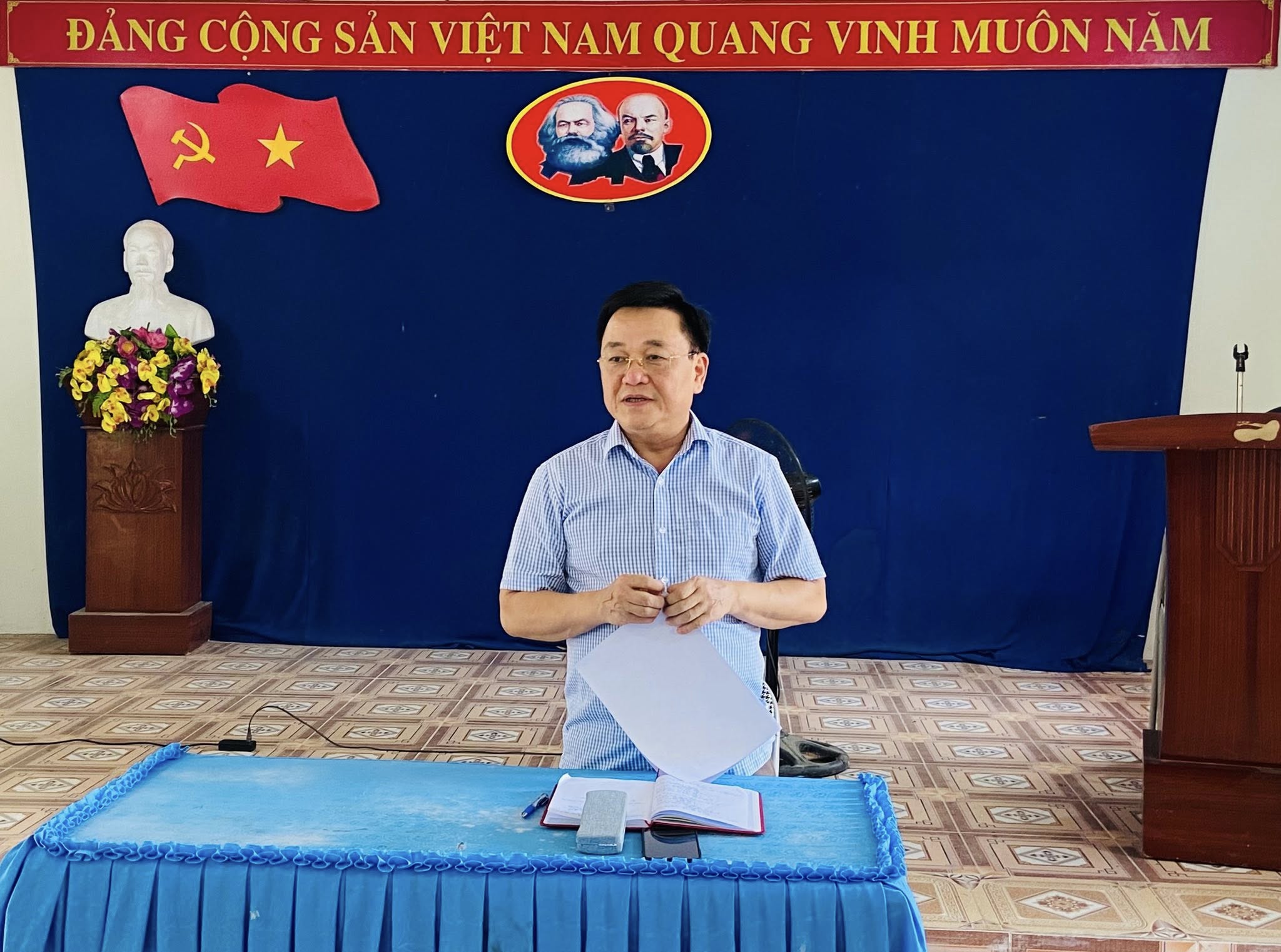 Đồng chí Bùi Huy Hoàng, Bí thư Đảng uỷ, Chủ tịch UBND xã Ngọc Đường, trưởng đoàn công tác số 1 làm việc với thôn Nậm Tài