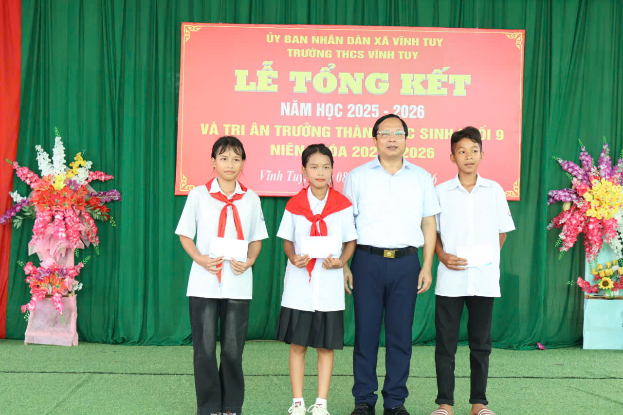 Dự tổng kết tại cấp 2 tặng 3 em.jpg