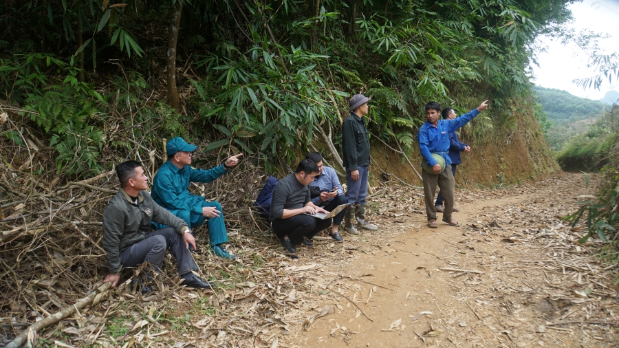 Bí thư Đảng uỷ xã Đồng Yên khảo sát khu vực giáp ranh thôn Vĩnh Chùng với xã Tiên Yên