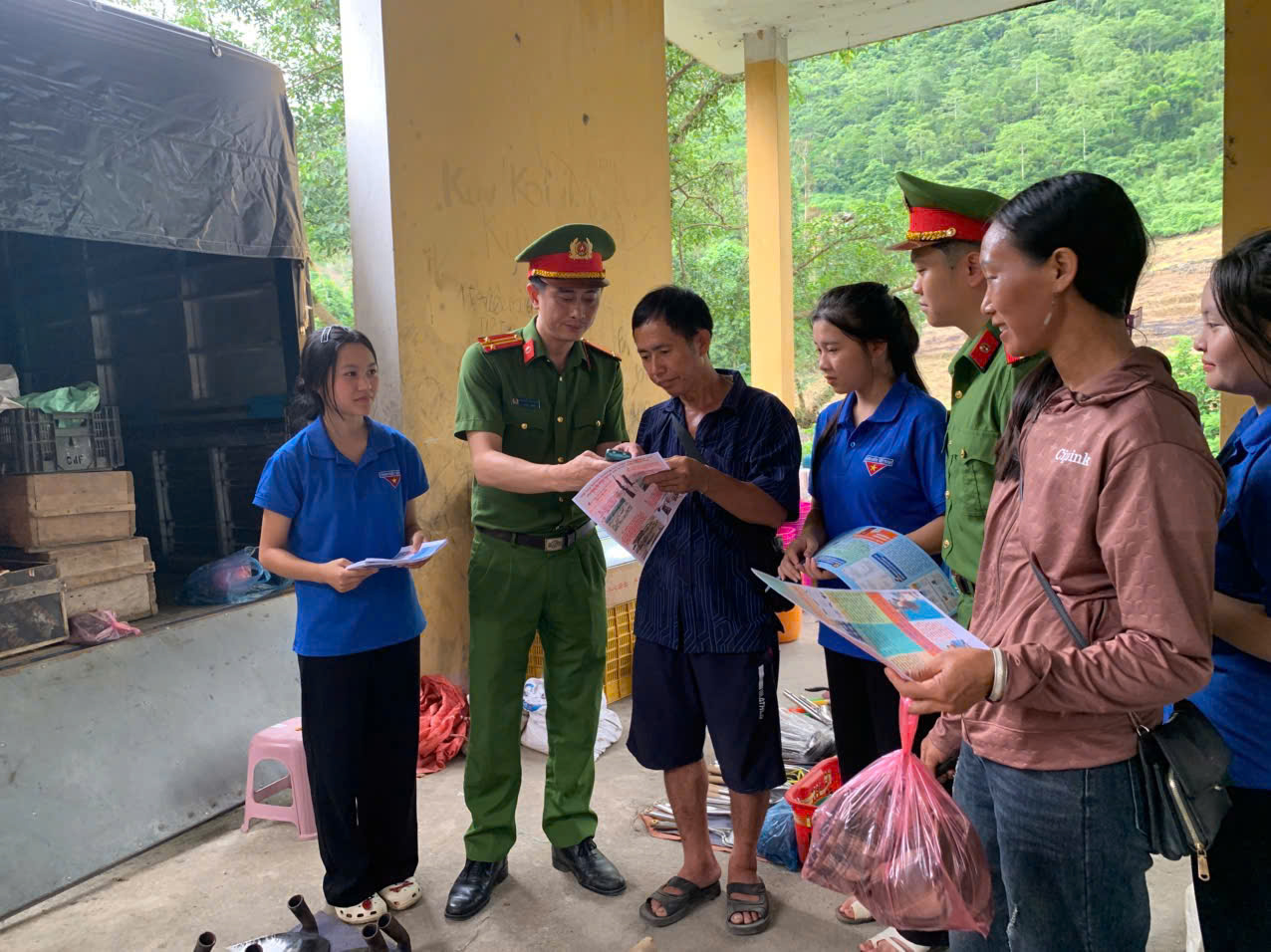 CÔNG AN XÃ MINH TÂN TĂNG CƯỜNG TUYÊN TRUYỀN, HƯỚNG DẪN KỸ NĂNG PCCC VÀ CNCH TẠI KHU VỰC CHỢ TRUNG TÂM XÃ