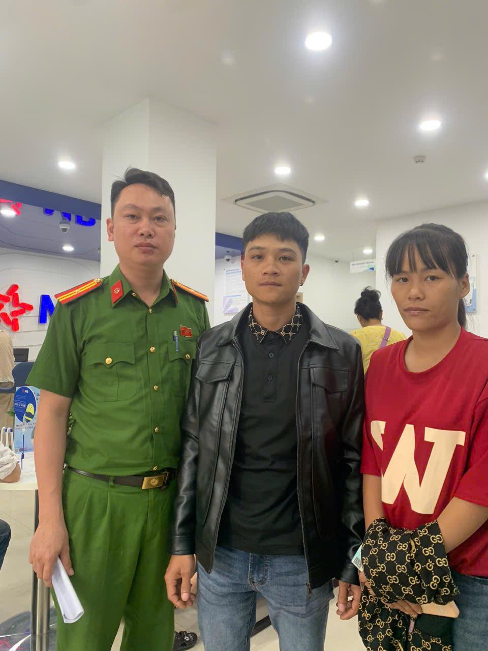 CÔNG AN XÃ HÙNG LỢI HỖ TRỢ NGƯỜI DÂN TRẢ LẠI TIỀN CHUYỂN NHẦM QUA TÀI KHOẢN 