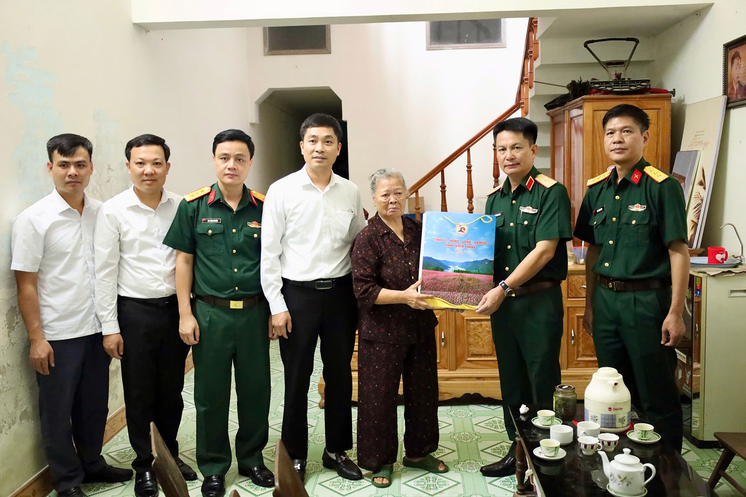 Đồng chí Chỉ huy trưởng Bộ CHQS tỉnh thăm, tặng quà gia đình chính sách, người có công trên địa bàn xã Yên Sơn