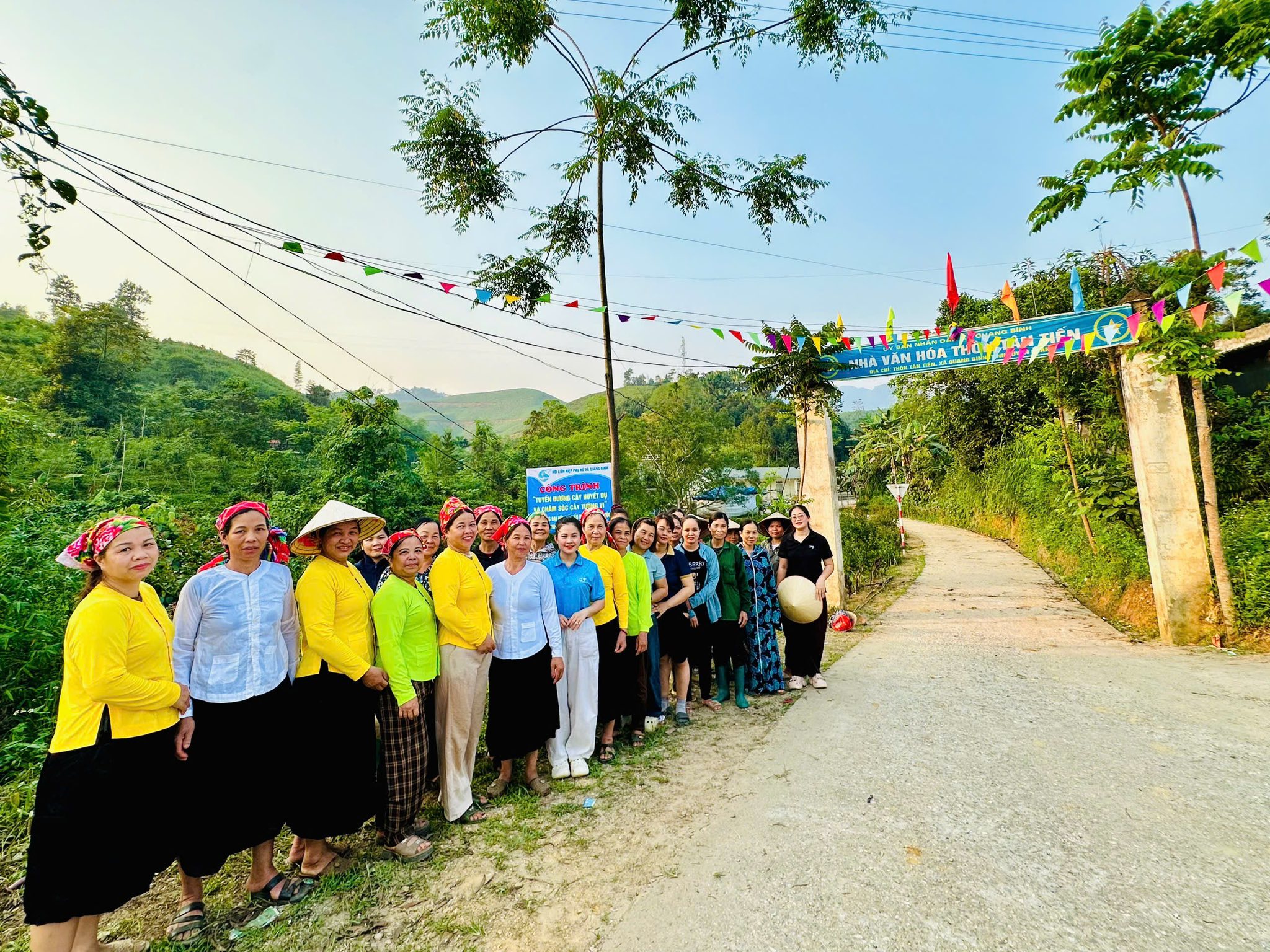 H  ội LHPN xã Quang Bình phát động trồng cây chăm sóc tuyến đường hoa chào mừng Đại hội đại biểu phụ nữ toàn quốc lần thứ XIV