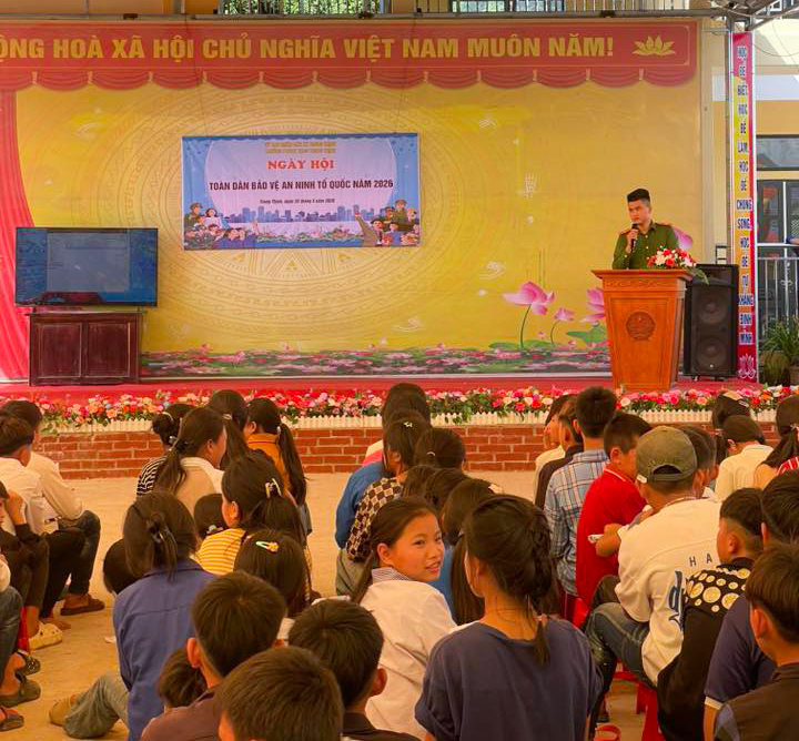 CÔNG AN XÃ TỔ CHỨC TUYÊN TRUYỀN TẠI NGÀY HỘI TOÀN DÂN THAM GIA BẢO VỆ AN NINH TỔ QUỐC