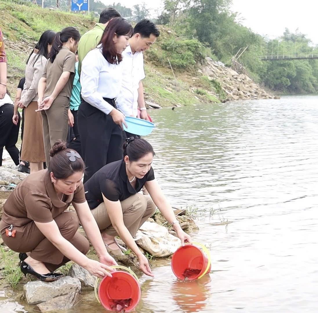 XÃ BẮC MÊ TỔ CHỨC LỄ PHÁT ĐỘNG THẢ CÁ GIỐNG TRÊN SÔNG GÂM