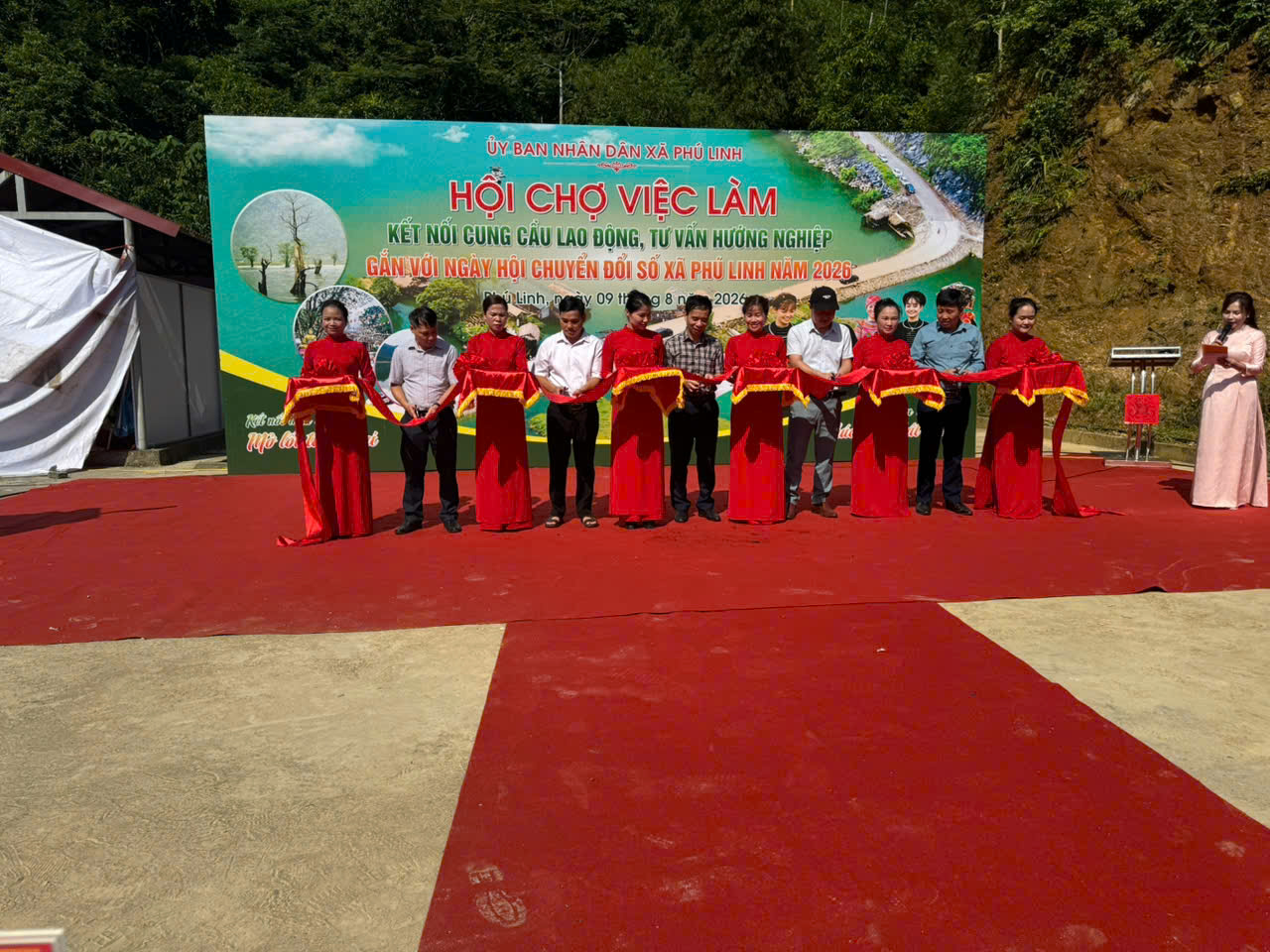 Khai mạc Hội chợ việc làm kết nối cung cầu lao động, tư vấn hướng nghiệp gắn với Ngày hội chuyển đổi số xã Phú Linh năm 2026 và Lễ cắt băng khánh thành chợ khu vực Kim Linh