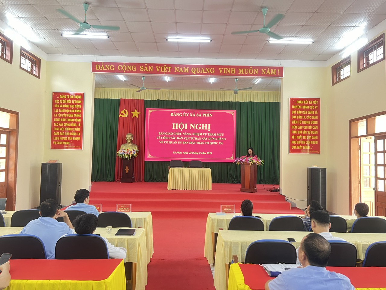 ĐẢNG ỦY XÃ SÀ PHÌN TỔ CHỨC HỘI NGHỊ BÀN GIAO CHỨC NĂNG, NHIỆM VỤ THAM MƯU VỀ CÔNG TÁC DÂN VẬN