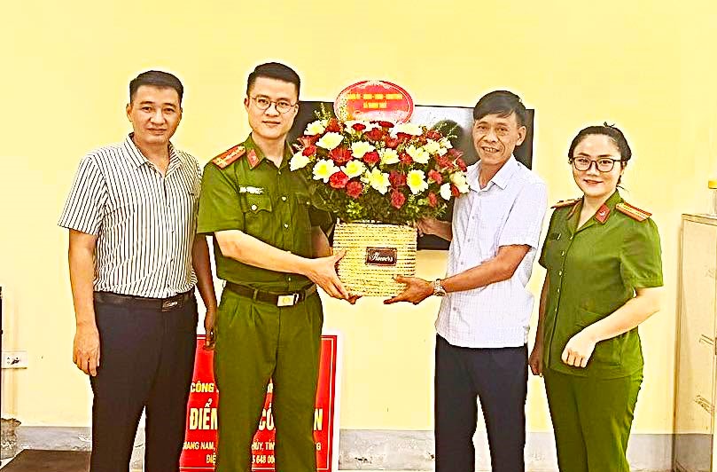 LÃNH ĐẠO XÃ THANH THỦY CHÚC MỪNG NGÀY TRUYỀN THỐNG CÔNG AN NHÂN DÂN