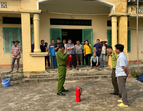 CÔNG AN XÃ LỰC HÀNH TUYÊN TRUYỀN, TRẢI NGHIỆM PCCC-CNCH CHO NGƯỜI DÂN