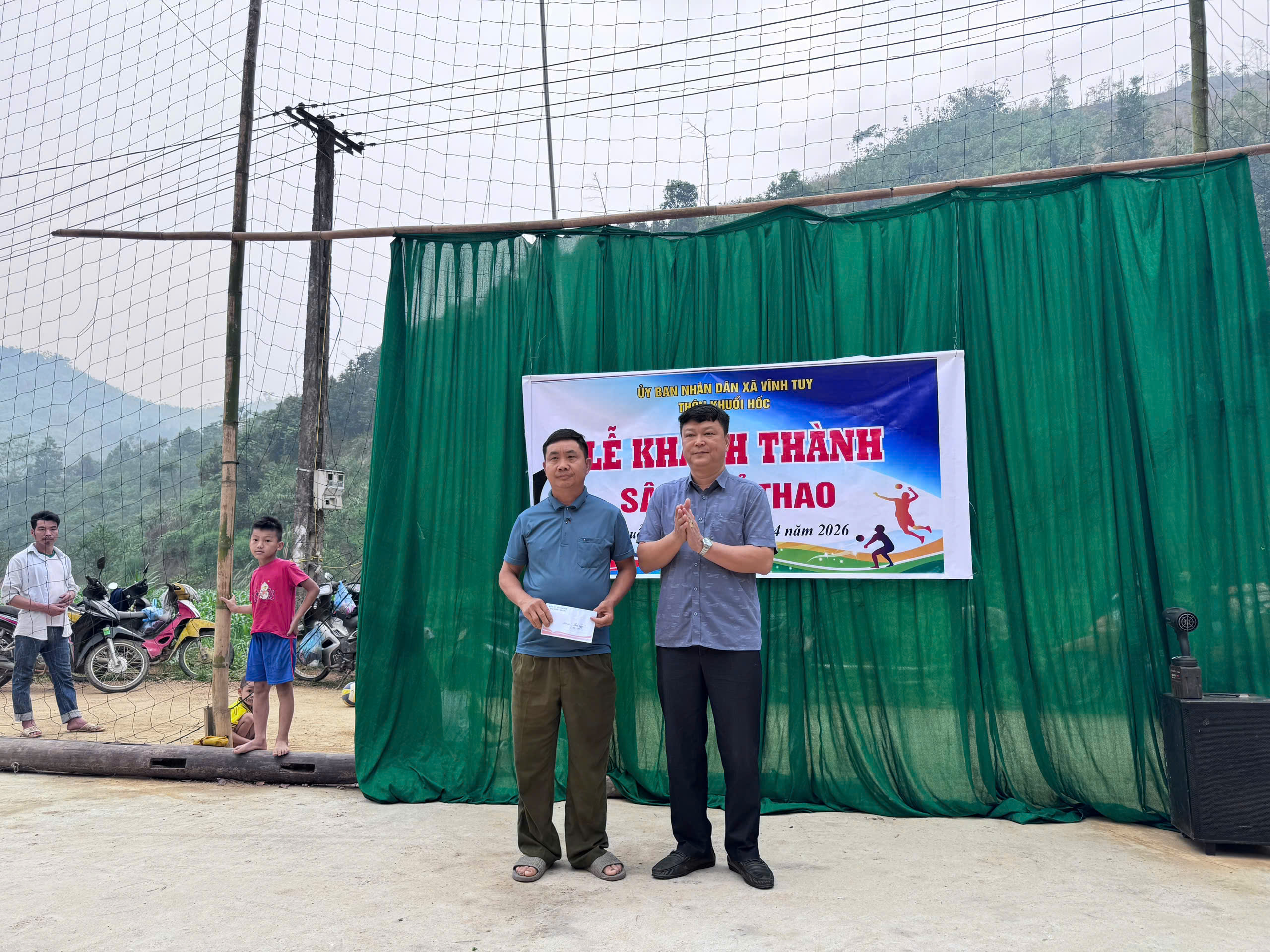 Đồng chí Bí thư Đảng ủy, Chủ tịch HĐND xã Vĩnh Tuy dự Lễ khánh thành sân thể thao thôn Khuổi Hốc