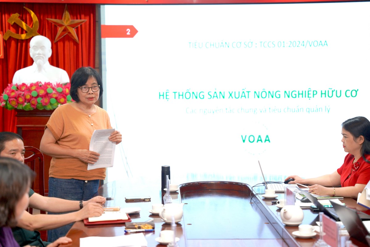 B&agrave; Từ Thị Tuyết Nhung, Ủy vi&ecirc;n Ban Thường vụ Hiệp hội N&ocirc;ng nghiệp Hữu cơ Việt Nam, trao đổi về ti&ecirc;u chuẩn hữu cơ tại cuộc họp.
