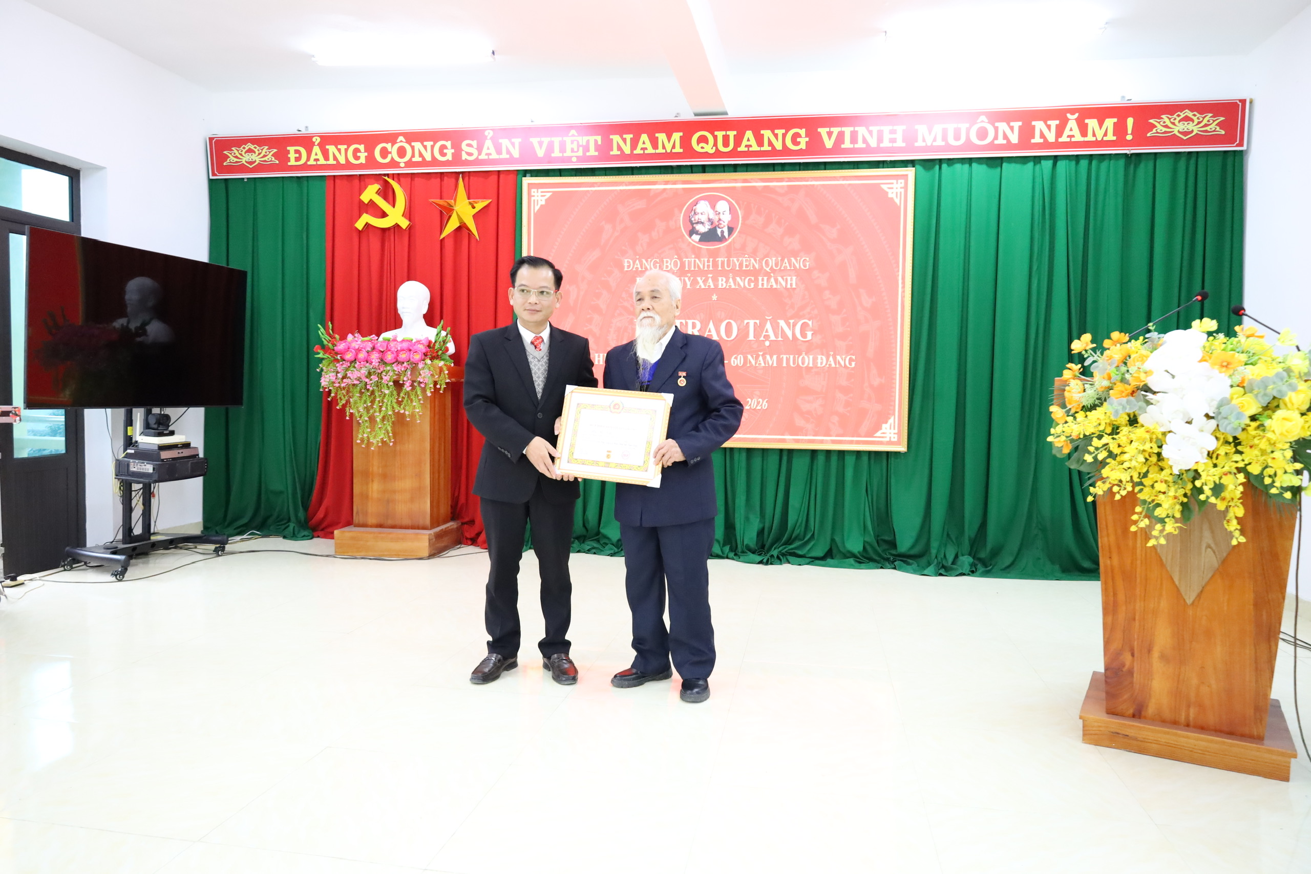 LỄ TRAO HUY HIỆU ĐẢNG VÀ GẶP MẶT KỶ NIỆM 96 NĂM NGÀY THÀNH LẬP ĐẢNG CỘNG SẢN VIỆT NAM