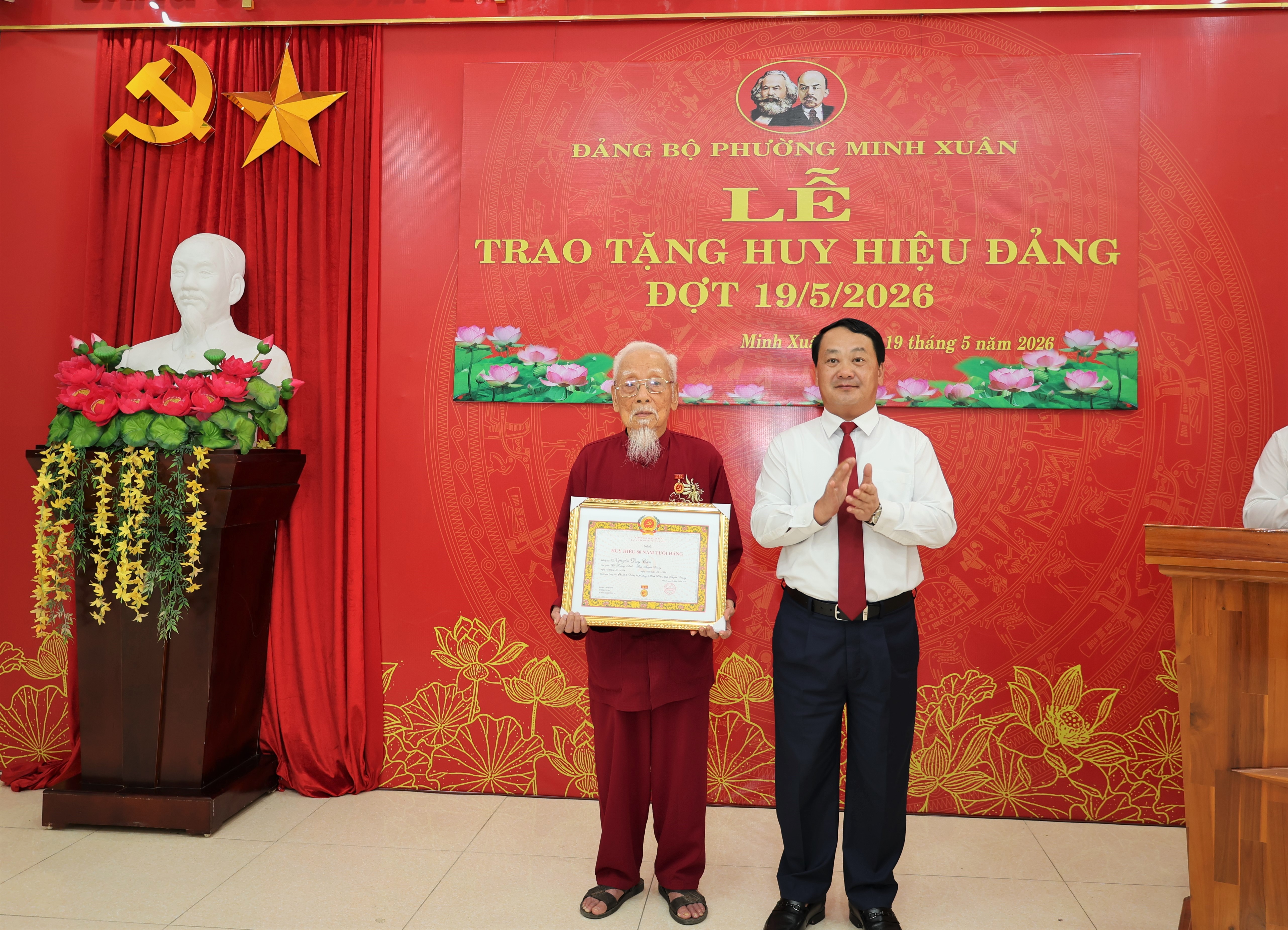 Bí thư Tỉnh ủy Hầu A Lềnh trao Huy hiệu 80 năm tuổi Đảng cho cán bộ tiền khởi nghĩa Nguyễn Duy Cân 