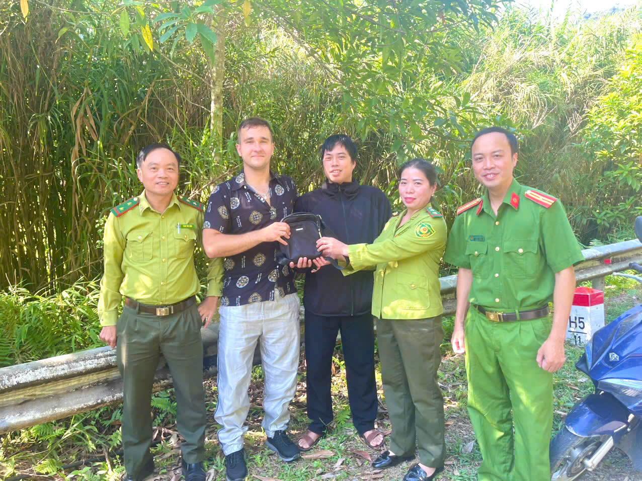 CÔNG AN XÃ NGỌC ĐƯỜNG PHỐI HỢP TIẾP NHẬN, HỖ TRỢ TRAO TRẢ TÀI SẢN CHO DU KHÁCH NƯỚC NGOÀI 