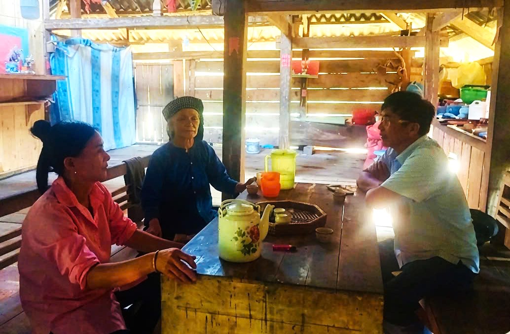 ĐỒNG CHÍ PHÙNG VIẾT VINH - BÍ THƯ ĐẢNG UỶ, CHỦ TỊCH HĐND XÃ THĂM GIA ĐÌNH MẸ LIỆT SỸ  TẠI THÔN NÀ TOONG. 