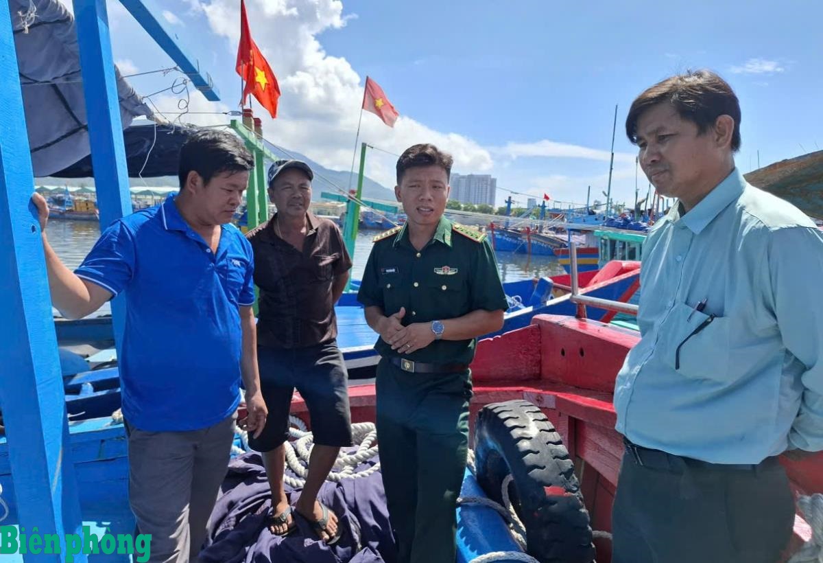 Tổ đội đánh bắt xa bờ vững vàng vươn khơi, bảo vệ chủ quyền biển, đảo