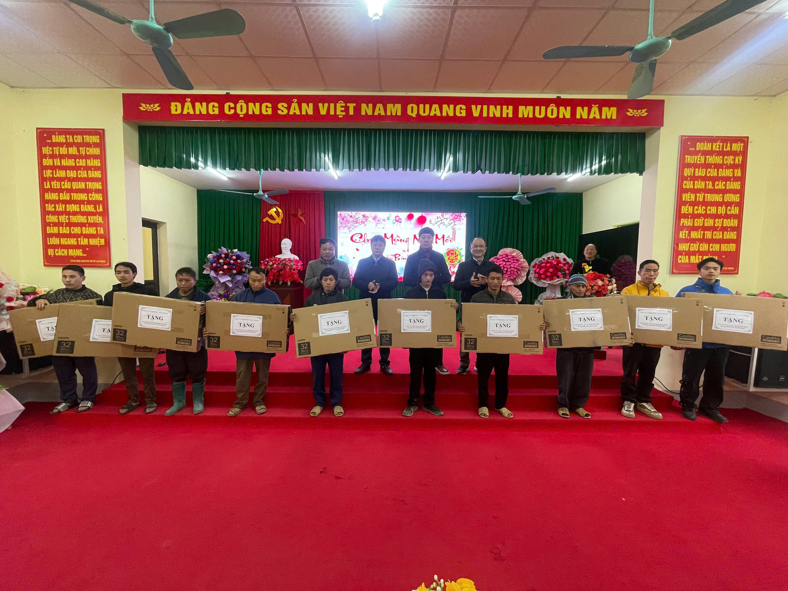 Xã Lũng Phìn trao tặng TiVi cho các hộ nghèo, hộ có hoàn cảnh khó khăn nhân dịp Tết Nguyên đán