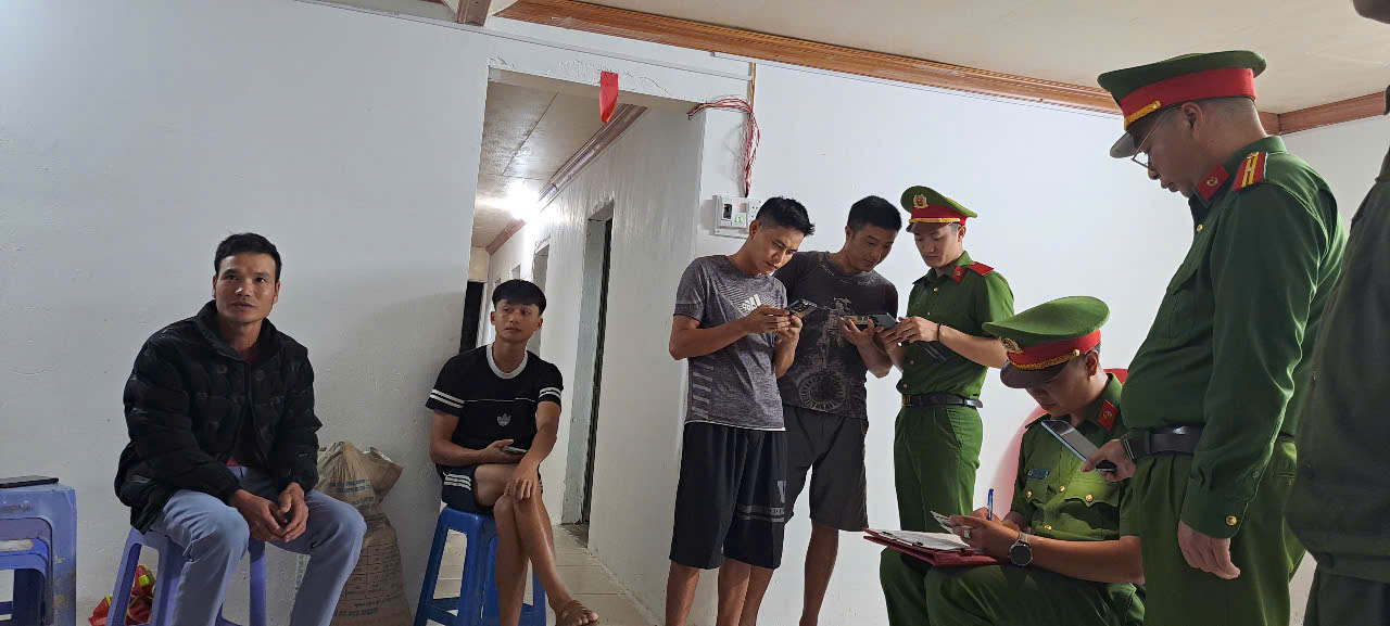 SƠN VĨ: KIỂM TRA CƯ TRÚ VÀ TEST NHANH MA TÚY ĐỐI VỚI CÔNG NHÂN NGOẠI TỈNH 
