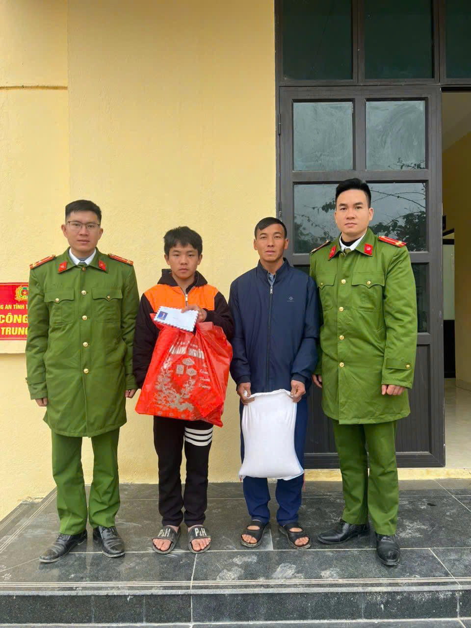 CÔNG AN XÃ TRUNG THỊNH TRAO QUÀ TẾT CHO CON NUÔI CÔNG AN XÃ