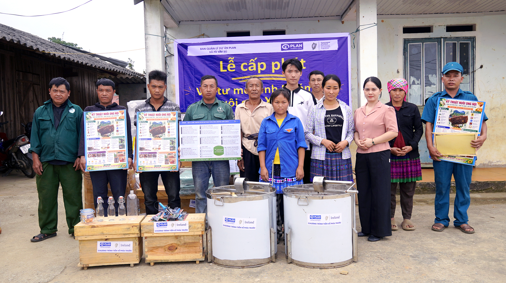 Cấp phát vật tư hỗ trợ mô hình vùng nguyên liệu Chè và nhóm hộ nuôi Ong tại thôn Xín Chải