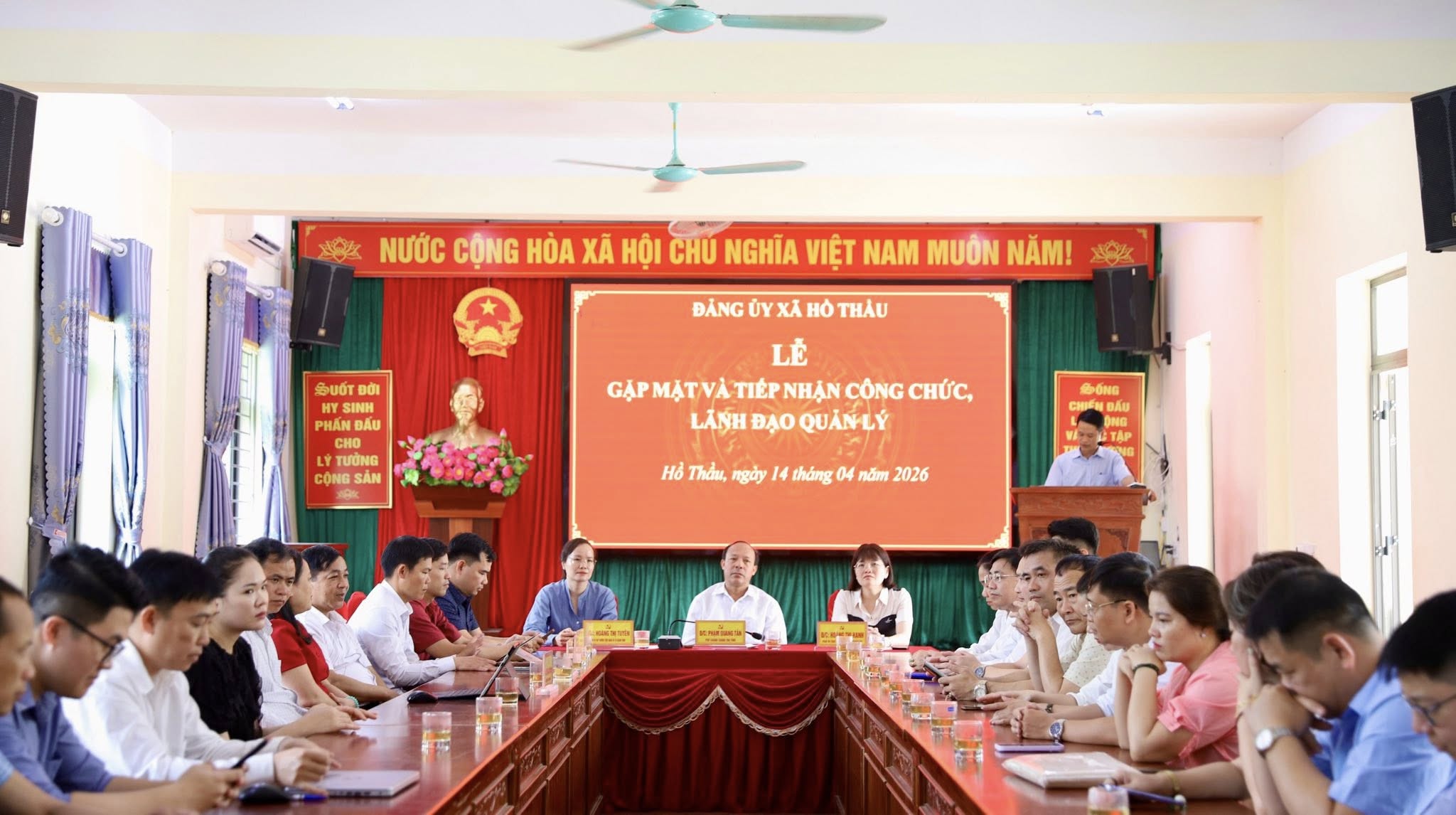 Đảng uỷ xã Hồ Thầu tổ chức Lễ gặp mặt, tiếp nhận và bổ nhiệm cán bộ, lãnh đạo quản lý