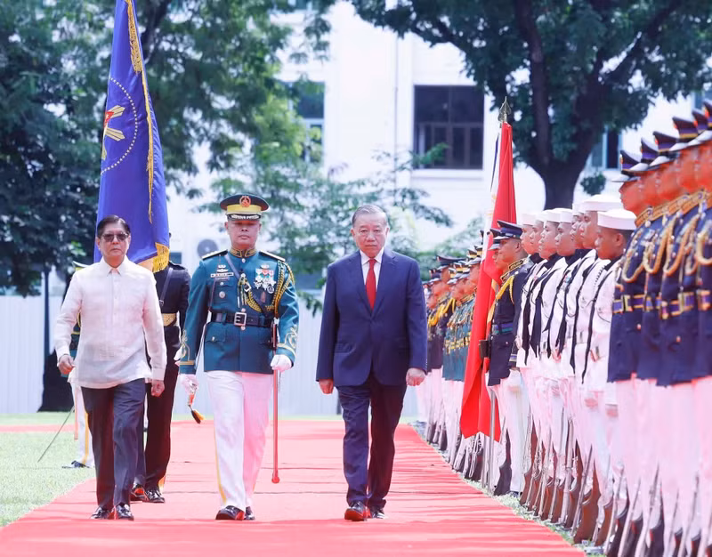 Philippine President hosts official welcome ceremony for Viet Nam’s top leader