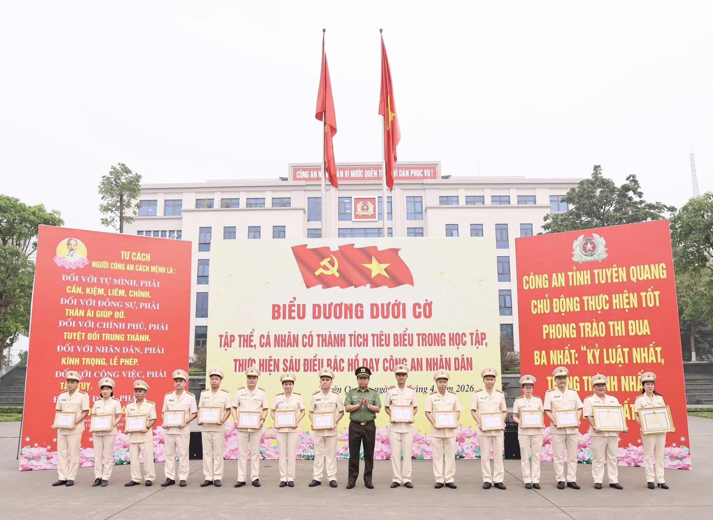 BIỂU DƯƠNG DƯỚI CỜ TẬP THỂ, CÁ NHÂN CÓ THÀNH TÍCH TIÊU BIỂU TRONG THỰC HIỆN PHONG TRÀO THI ĐUA “BA NHẤT” VÀ HỌC TẬP, THỰC HIỆN SÁU ĐIỀU BÁC HỒ DẠY CAND