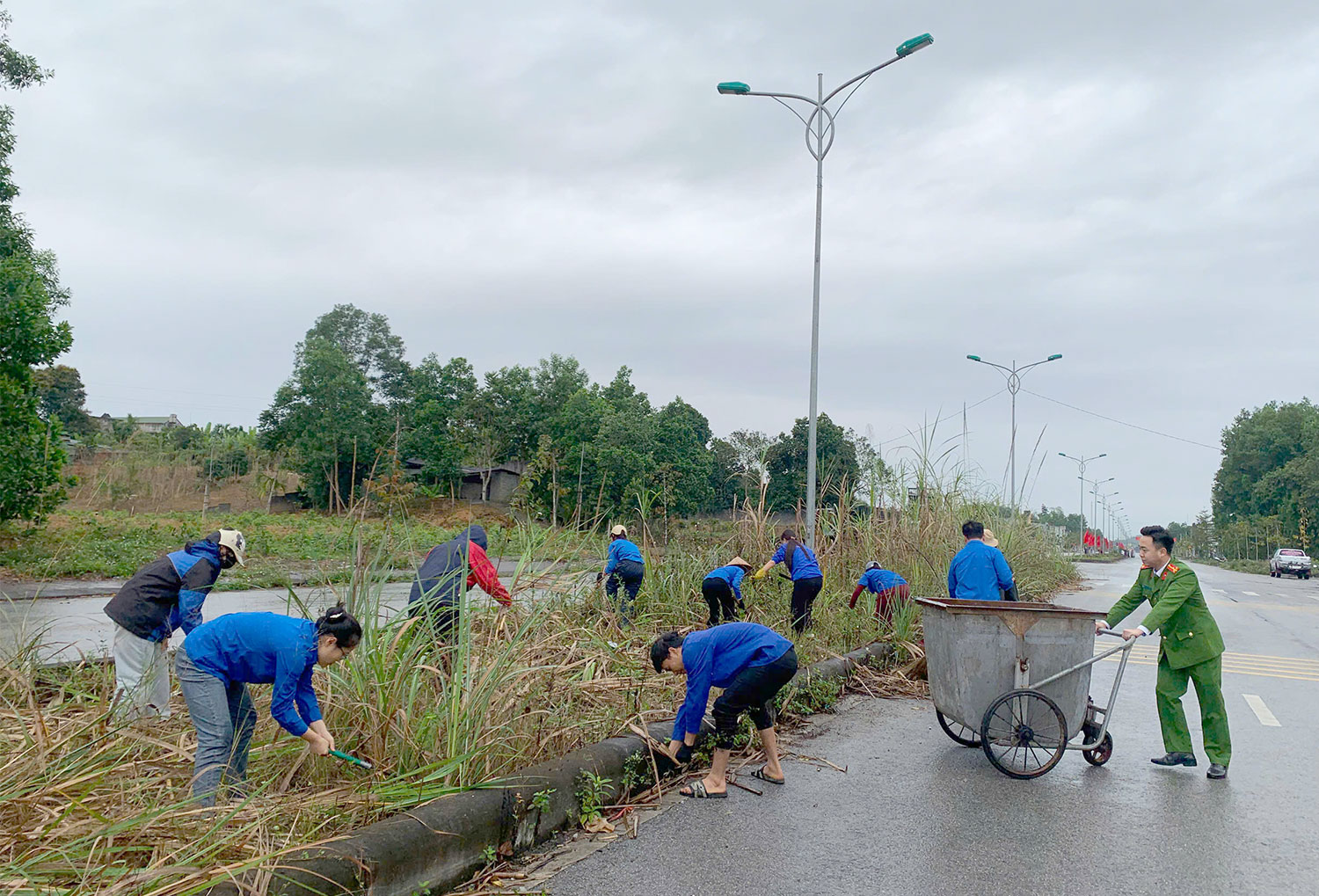 Hơn 60 đoàn viên, thanh niên Yên Sơn ra quân vệ sinh môi trường chuẩn bị đón tết Nguyên đán Bính Ngọ 2026