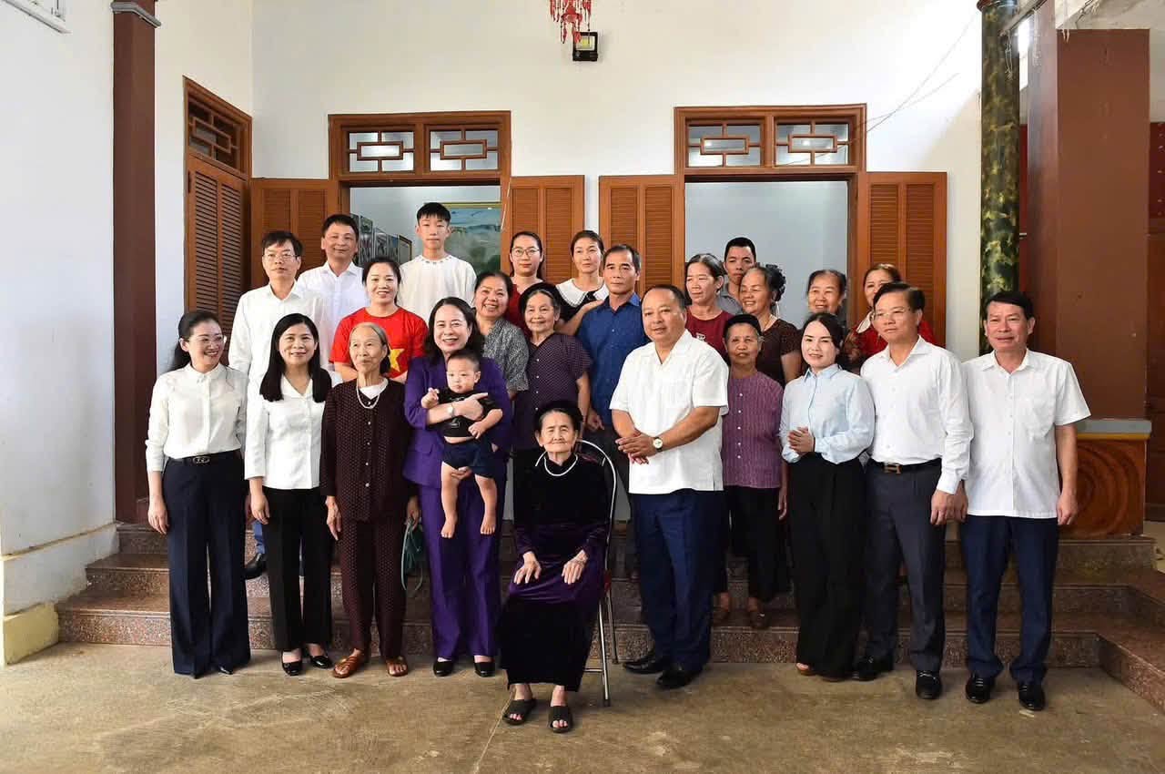 Phó Chủ tịch nước Võ Thị Ánh Xuân thăm, tặng quà Mẹ Việt Nam Anh hùng tại xã Sơn Dương