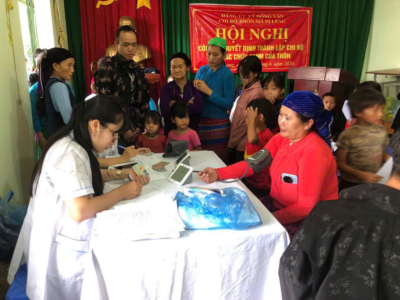 UBND xã Đồng Văn phối hợp triển khai chương trình khám bệnh, tư vấn sức khỏe, cấp phát thuốc miễn phí cho Nhân dân trên địa bàn xã