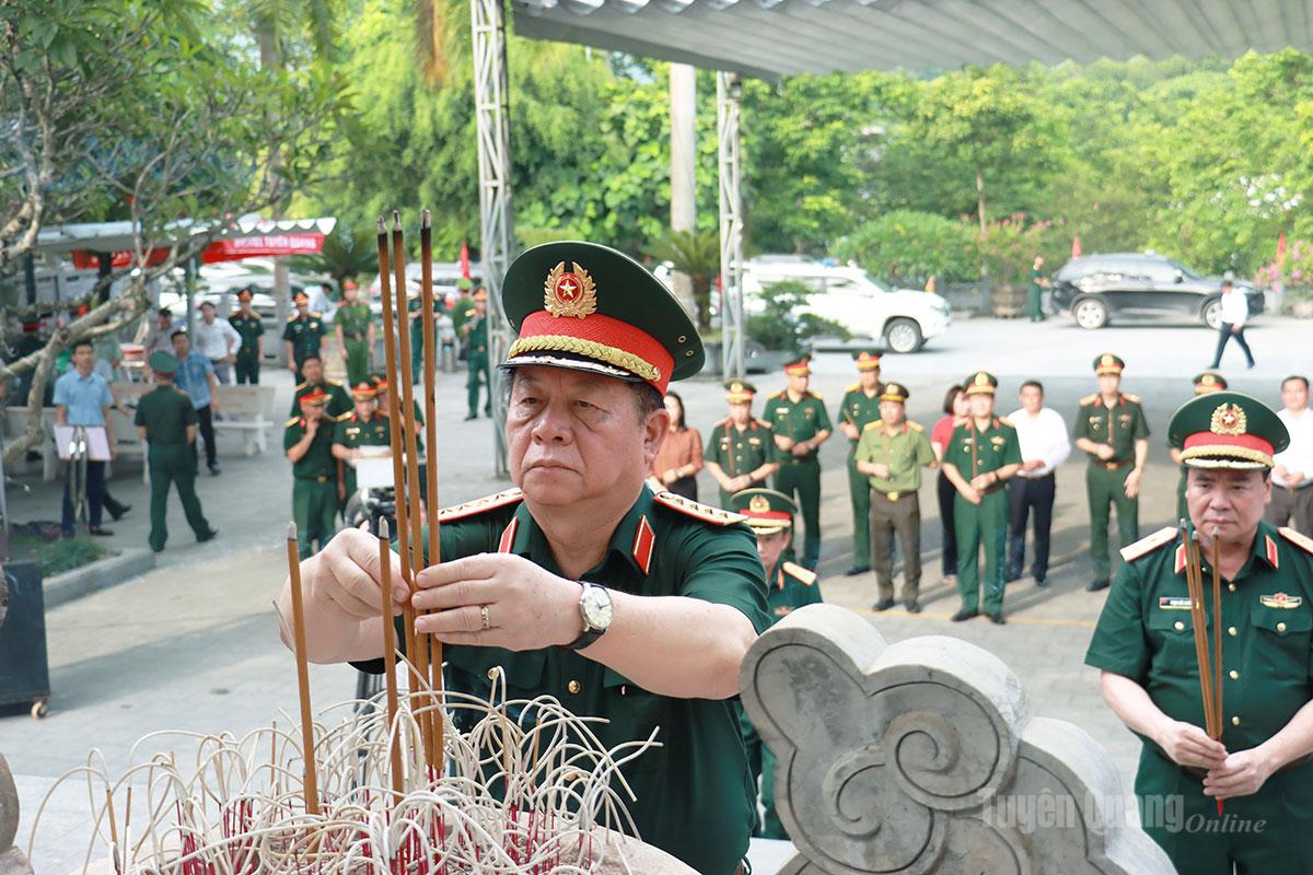 Đoàn công tác Quân ủy Trung ương và Tổng cục Chính trị Quân đội Nhân dân Việt Nam viếng các Anh hùng liệt sĩ tại Nghĩa trang Liệt sĩ Quốc gia Vị Xuyên