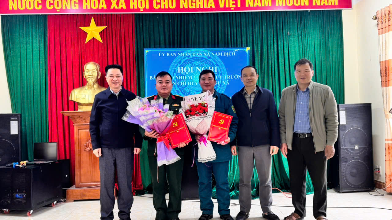 ĐẢNG ỦY, UBND XÃ NẬM DỊCH TỔ CHỨC CÔNG BỐ CÁC QUYẾT ĐỊNH ĐỐI VỚI CÁC CHỨC DANH CHỈ HUY TRƯỞNG, PHÓ CHỈ HUY TRƯỞNG BAN CHỈ HUY QUÂN SỰ XÃ.