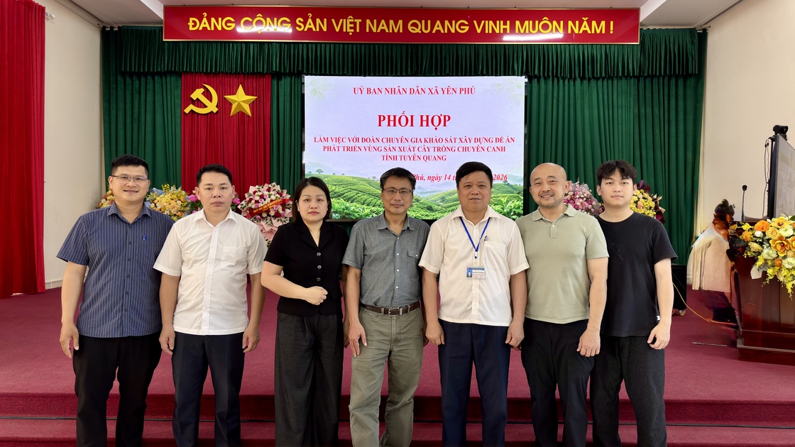 ỦY BAN NHÂN DÂN XÃ YÊN PHÚ LÀM VIỆC VỚI ĐOÀN CHUYÊN GIA KHẢO SÁT XÂY DỰNG ĐỀ ÁN PHÁT TRIỂN VÙNG SẢN XUẤT CÂY TRỒNG CHUYÊN CANH TỈNH TUYÊN QUANG