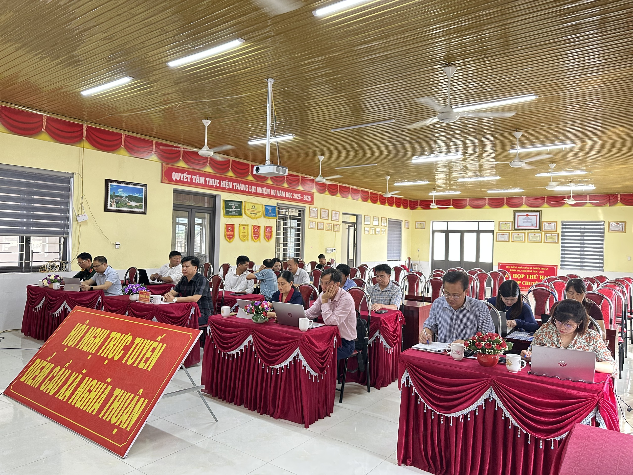 Điểm cầu xã Nghĩa Thuận dự Hội nghị Bồi dưỡng kiến thức về quản trị quốc gia, quản trị địa phương và quản trị an ninh phi truyền thống