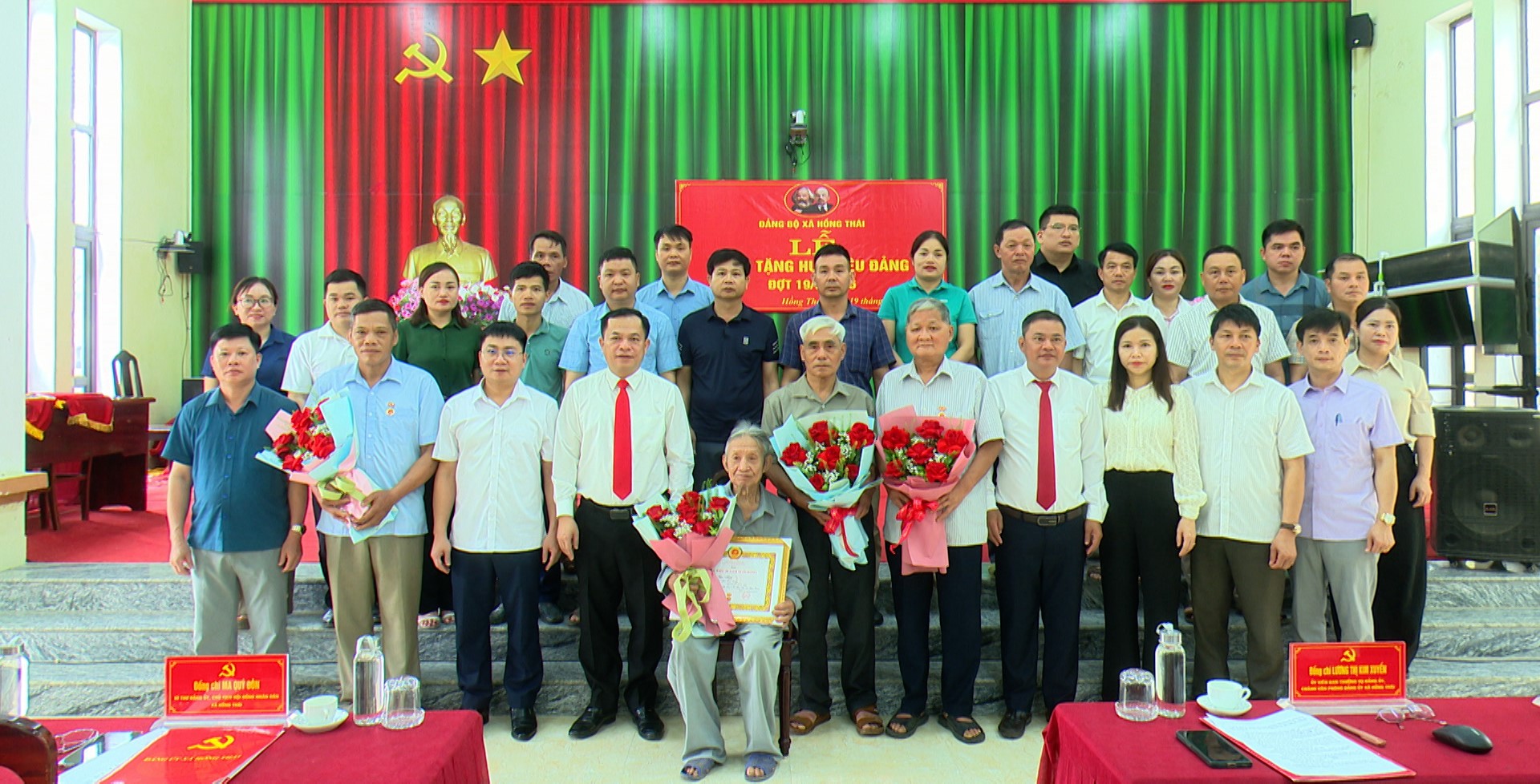 Hồng Thái long trọng tổ chức Lễ trao tặng Huy hiệu Đảng đợt 19/5